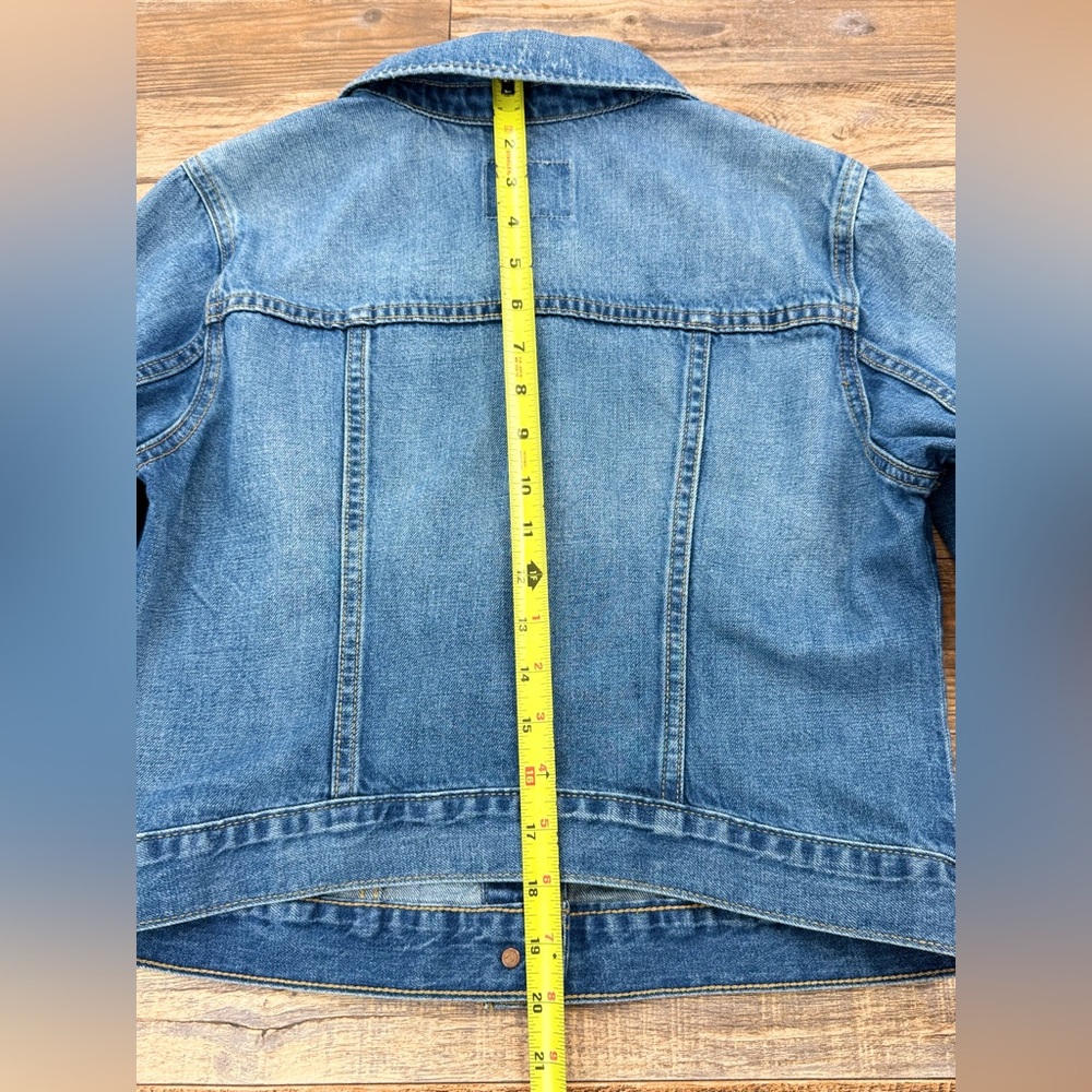 Old Navy Medium Washed Cropped Blue Denim Trucker's Jacket, Women's Size Medium - Picture 10 of 12
